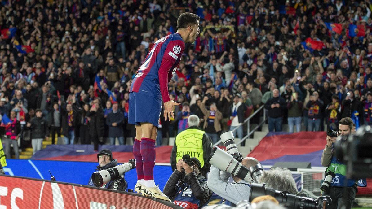 João Cancelo celebra sobre la valla de publicidad el segundo gol al Nápoles.