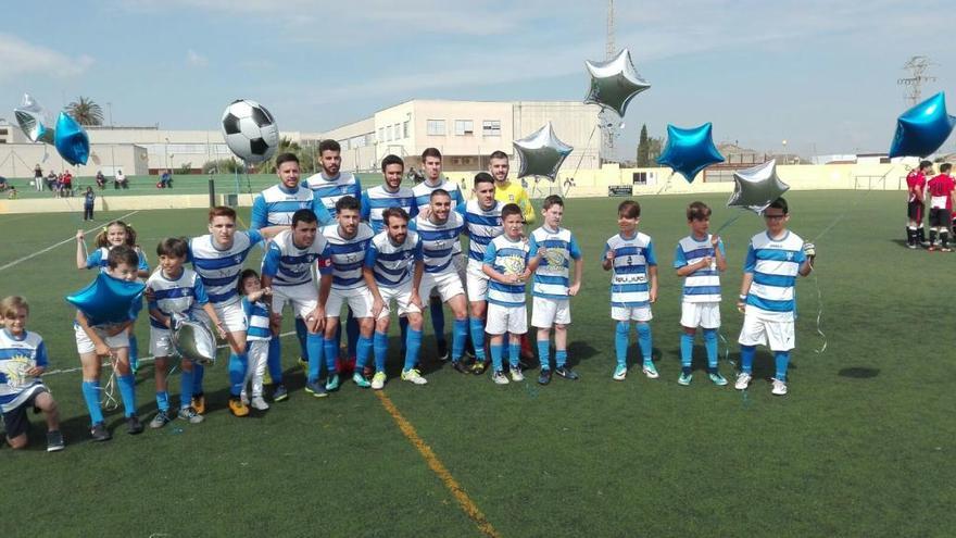 Once inicial del Plus Ultra, junto a un grupo de niños, ayer en Llano de Brujas.