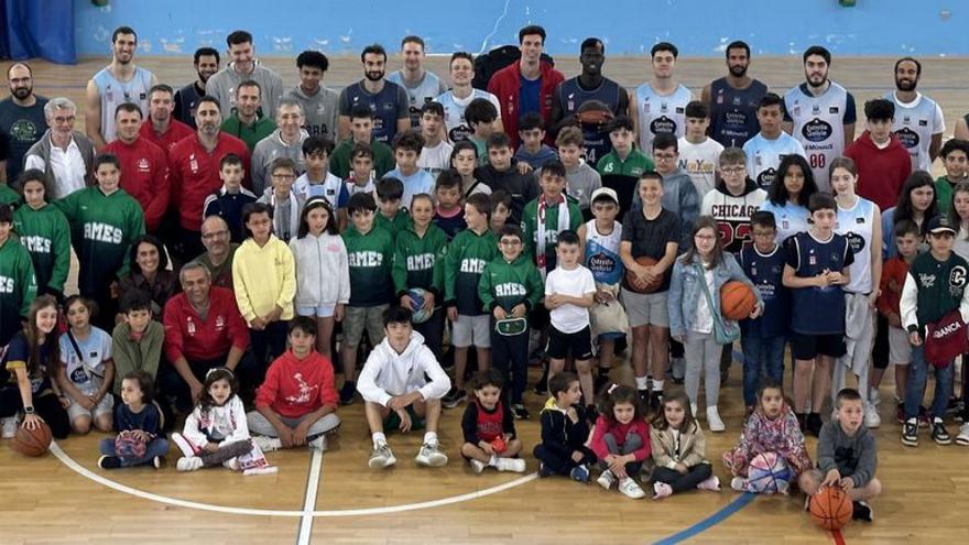 Foto de familia de los jugadores y cuerpo técnico del Obra con el público que acudió al entrenamiento / OBRA