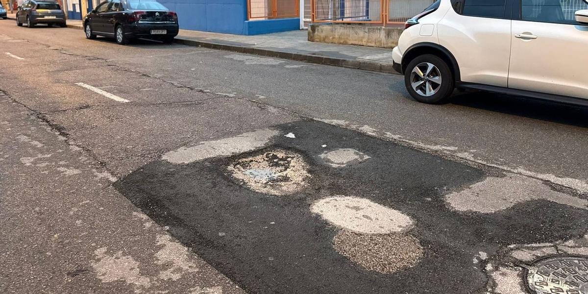 El PP incide en la necesidad de realizar el reasfaltado urgente de algunas calles para eliminnar baches como el de la imagen.