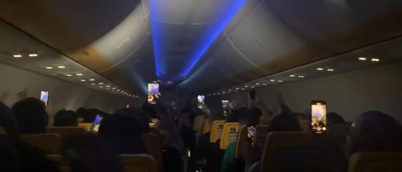Vídeo: turistas procedentes de Manchester montan una fiesta en un avión con destino a Ibiza