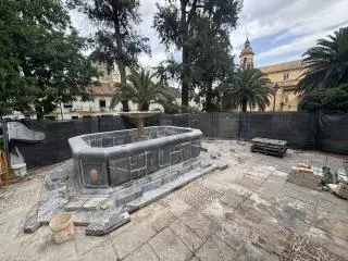 La fuente de la Magdalena ya está de nuevo en la plaza tras el reventón que sufrió en septiembre