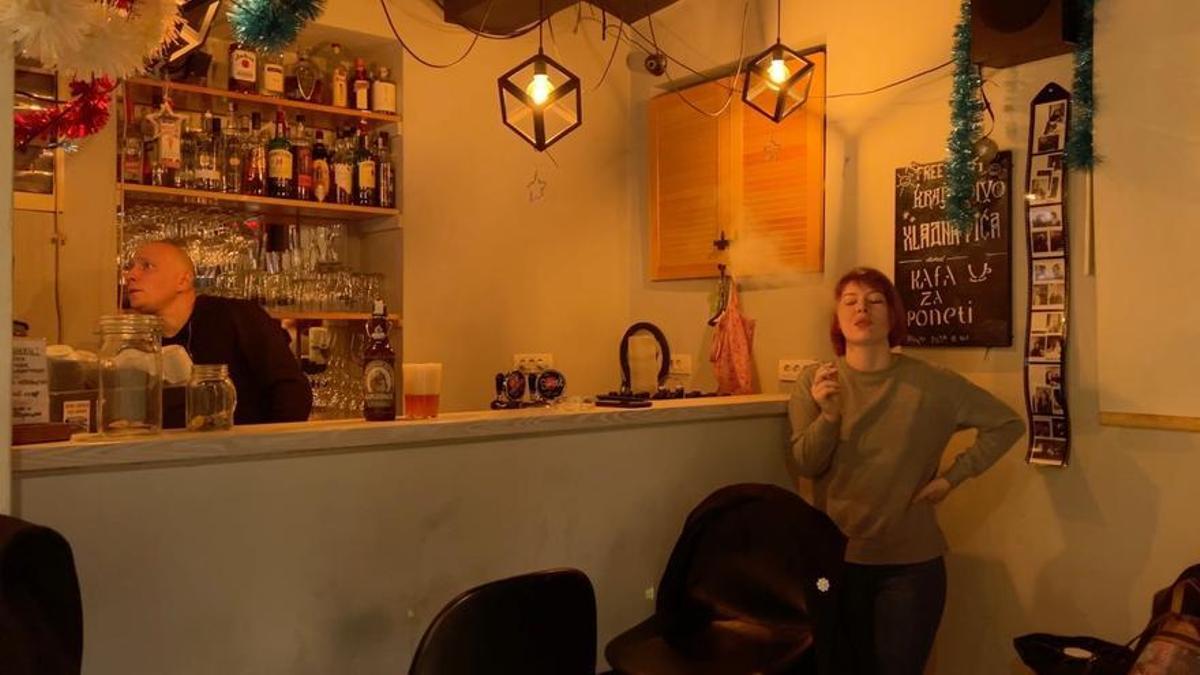 Alekséi Novikov y su pareja Arina, en su bar en Belgrado.