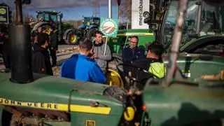 Una vintena de tractors bloquegen l'entrada de Mercabarna per l'accés d'El Prat