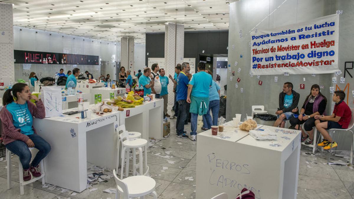 Los trabajadores de Telefónica han pasado la noche en la tienda de Telefónica Mobile World Center