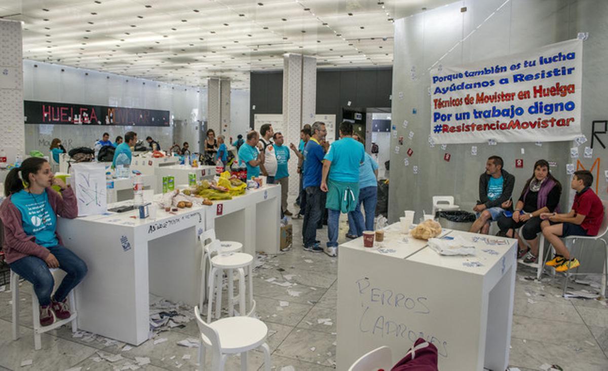 Més d’un centenar de treballadors de Telefónica i d’empreses subcontractades han passat la nit a la botiga de Telefónica Mobile World Center (MWC) del centre de Barcelona. Més d’un centenar de treballadors de Telefónica i d’empreses subcontractades han passat la nit a la botiga de Telefónica Mobile World Center (MWC) del centre de Barcelona.