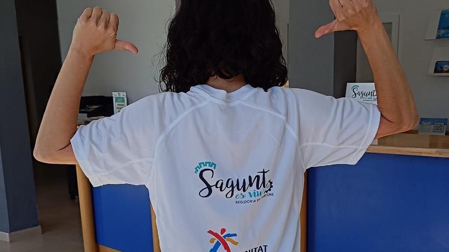 Turismo regala camisetas a los deportistas para que ejerzan de embajadores