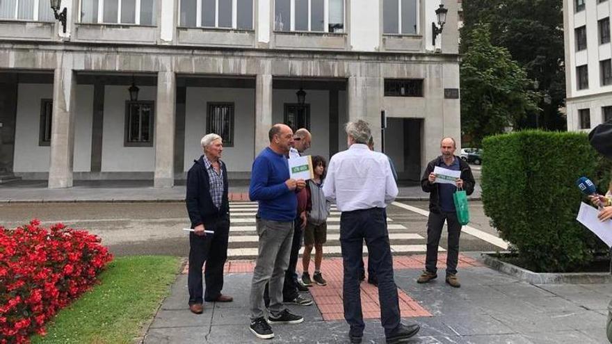 Dirigentes de Asturias Ganadera durante la rueda de prensa de este jueves en Oviedo.