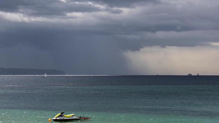 Precipitaciones en el Cap Blanc vistas desde la bahía de Palma