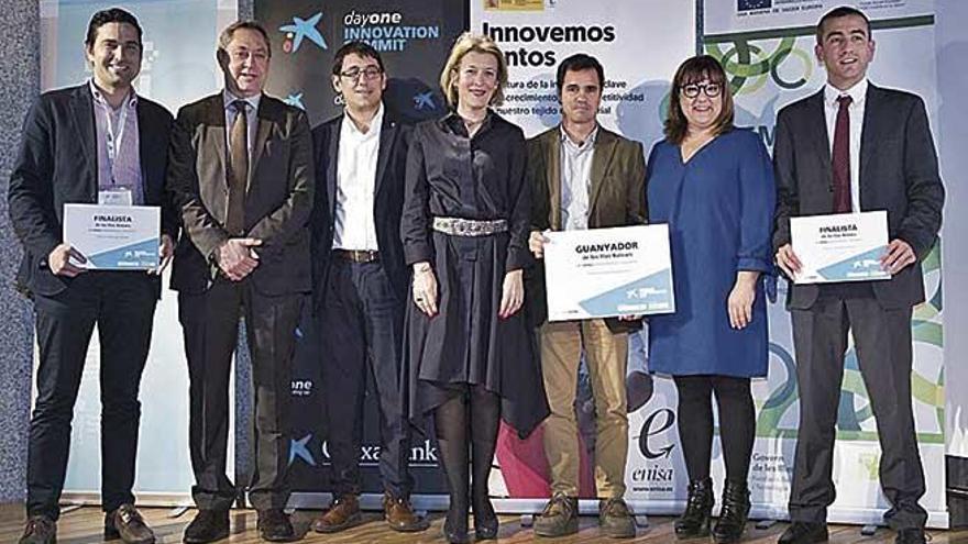 Premiado y finalistas posan ayer junto a las diferentes autoridades en CaixaForum Palma.