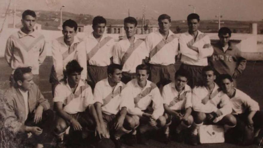 Cuarto por la izquierda de pie, con el equipo del Marte en el campo de La Granja.