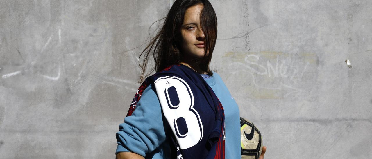 Laura Royo, jugadora del Huesca Femenino, junto a su domicilio en Zaragoza