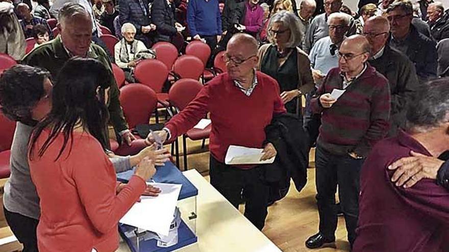 Accionistas del Camp Nou depositando su voto durante la asamblea general de la Casa de Cultura.