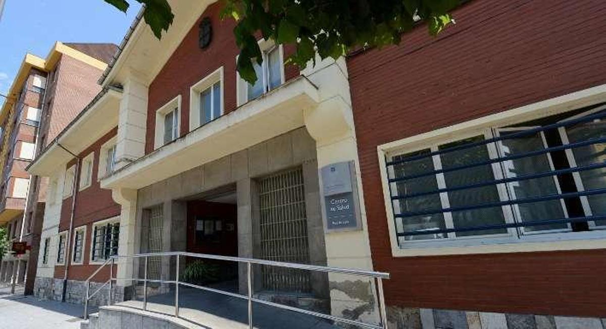 Fachada del centro de salud de Pola de Lena.