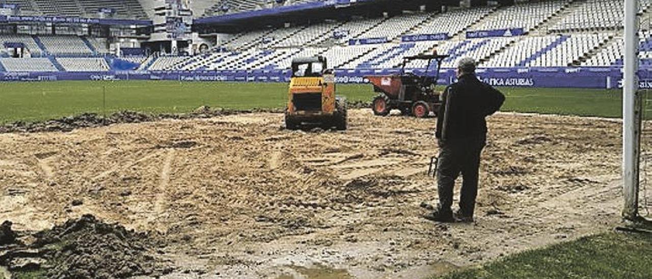 Obras de sustitución del césped de la portería del fondo sur del Carlos Tartiere, el pasado diciembre.