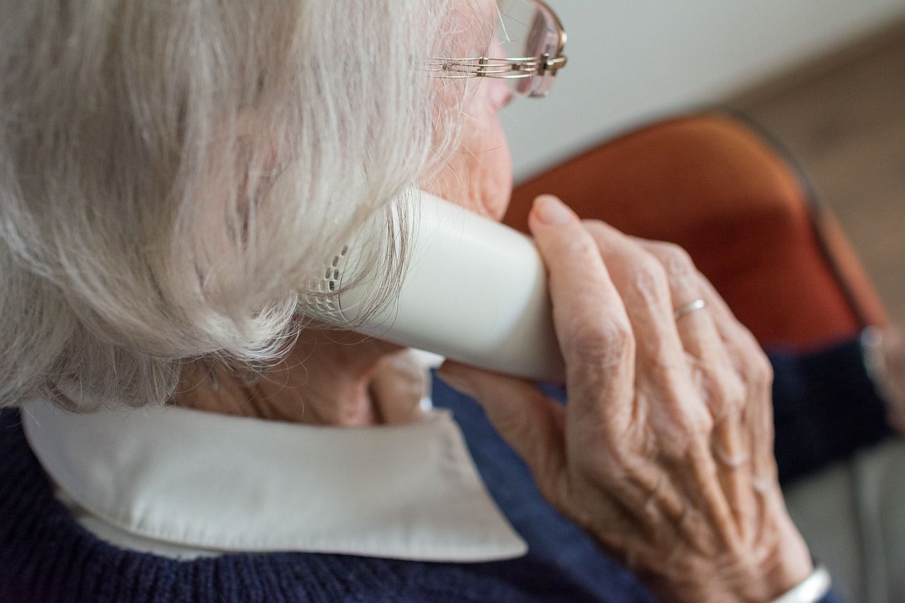 Una anciana habla por teléfono.