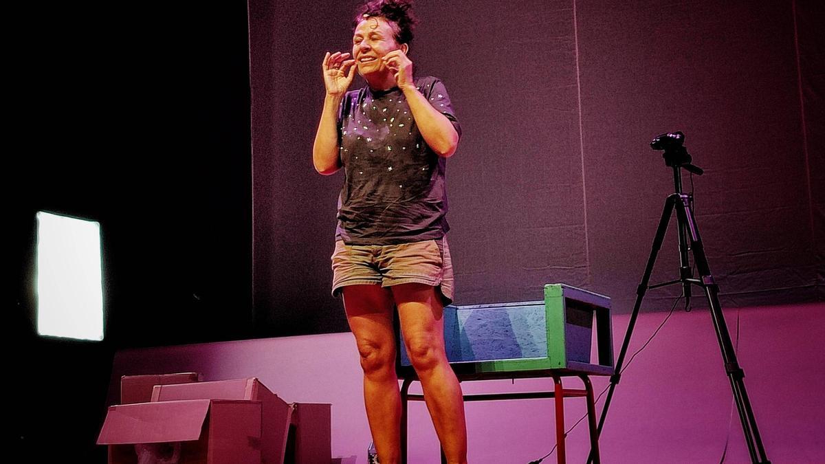 A actriz Helena Varela esta semana nun dos últimos ensaios de "Oh, mammi blue", que se estrea hoxe no Auditorio de Cangas.