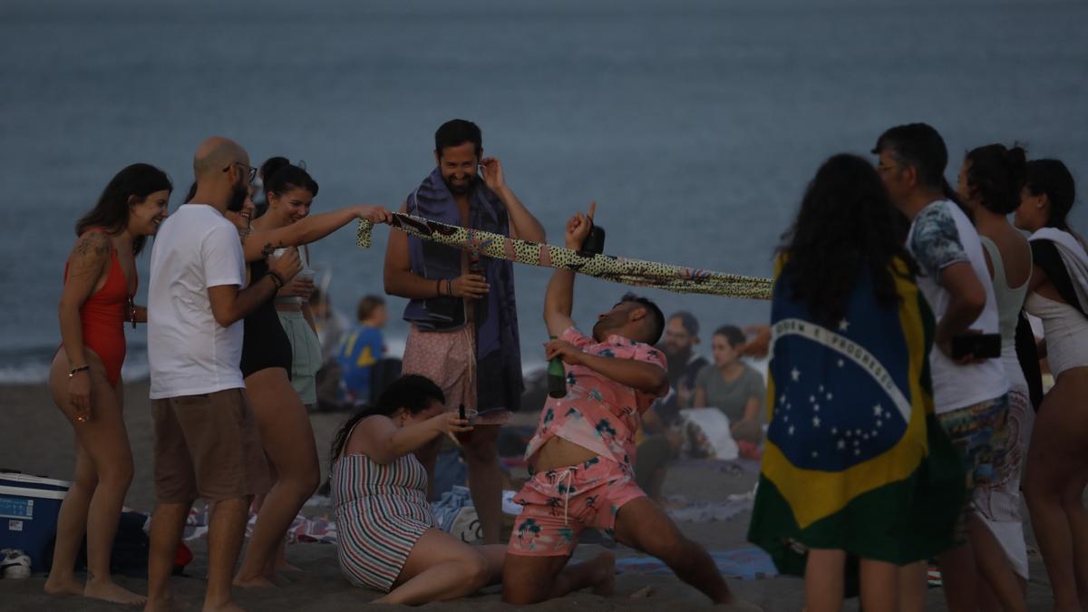 Málaga recupera la magia de los dos últimos años en las playas por San Juan