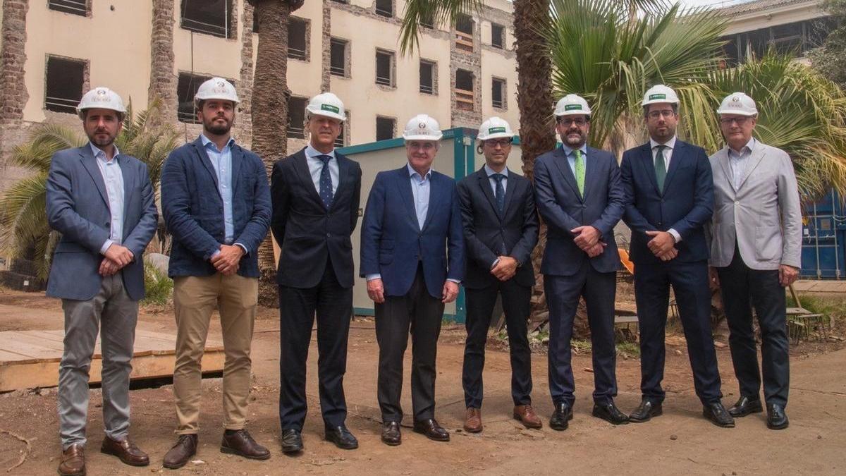 Visita de representantes de Cajasiete y Tropical Turística Canaria a las obras del hotel Taoro Puerto de la Cruz