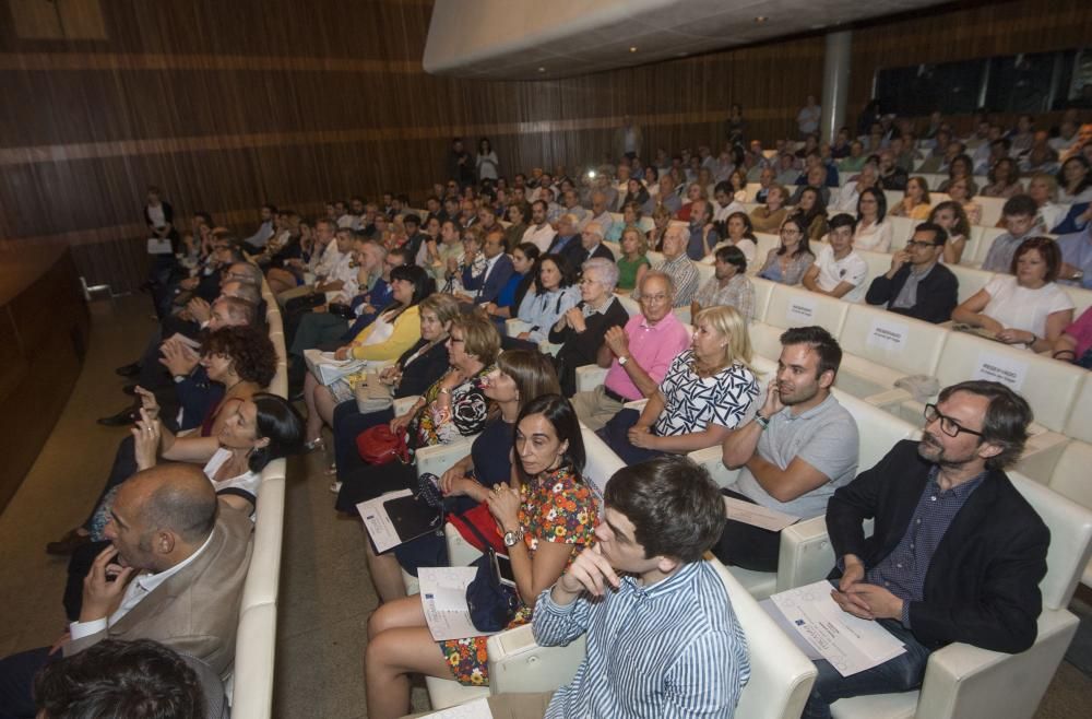 La propuesta "A través del hogar", realizada por cuatro arquitectos y una estudiante, ha ganado hoy el concurso "MiCasita" que buscaba la mejor solución habitacional para los sintecho de A Coruña.