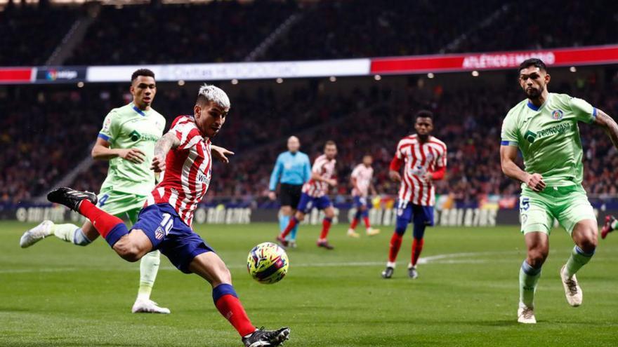 Correa remata ayer contra el Getafe. |  // E. P.