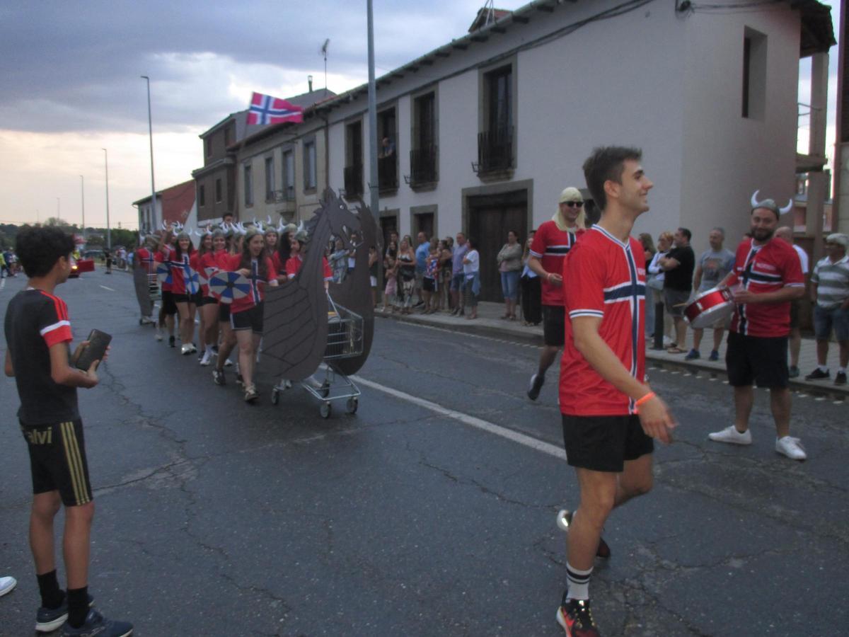 GALERÍA | Camarzana de Tera se despide de sus fiestas con el Desfile de Carrozas GALERÍA | Camarzana de Tera se despide de sus fiestas con el Desfile de Carrozas
