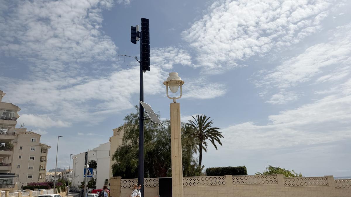Torre de altavoces para el aviso de emergencias situada en la Plaza de Europa, en Altea.
