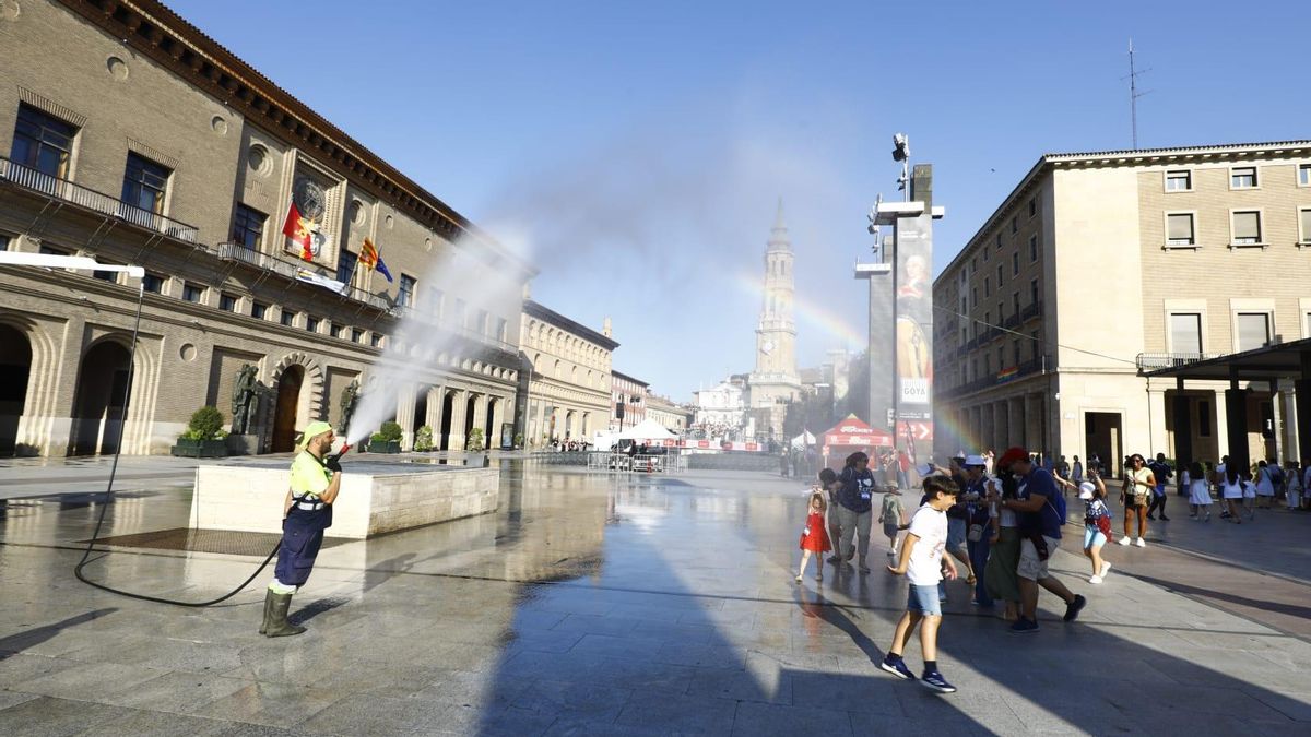 En imágenes I Los zaragozanos combaten en calor en las piscinas y en las fuentes