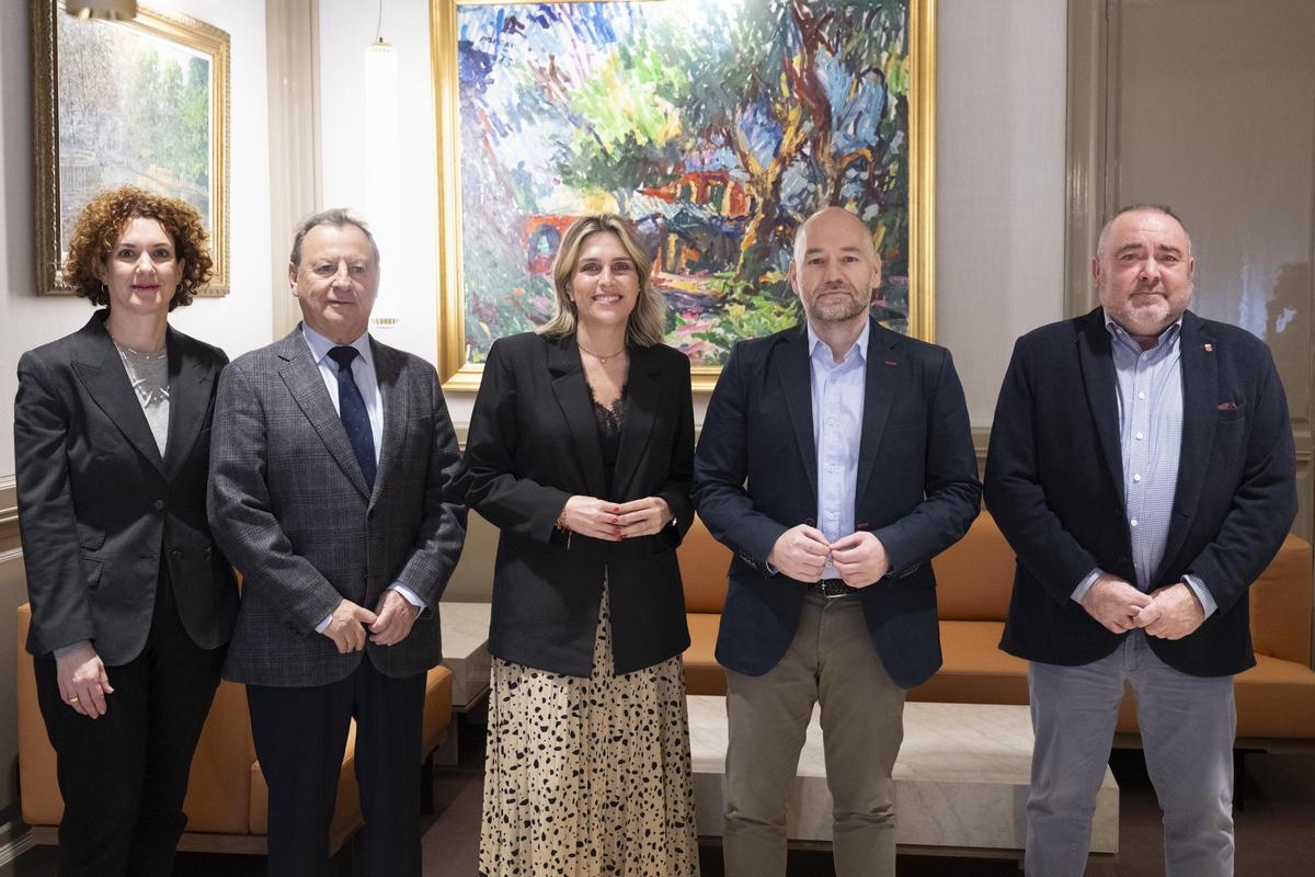 La presidenta de la Diputación, Marta Barrachina, en una reunión con los representantes de la patronal azulejera Ascer.