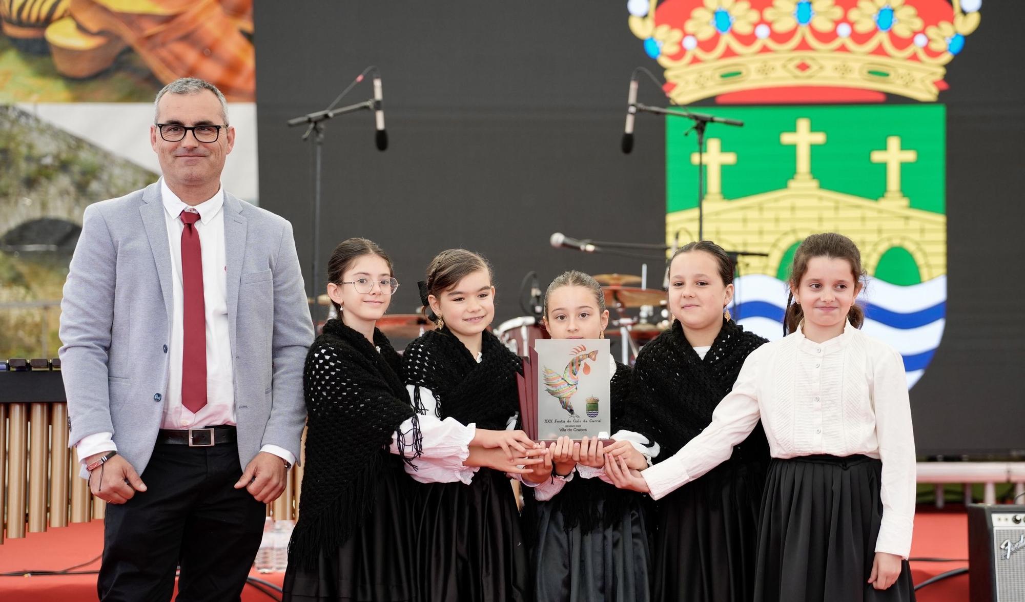 Houbo entrega de detalles a varios pequenos músicos e bailaríns tradicionais.