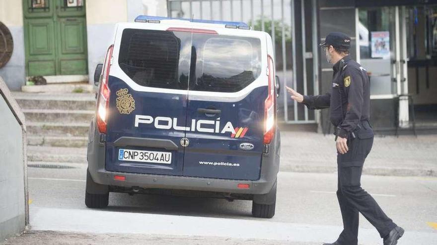 Agentes de la Policía Nacional, en la sede de los juzgados de A Coruña.