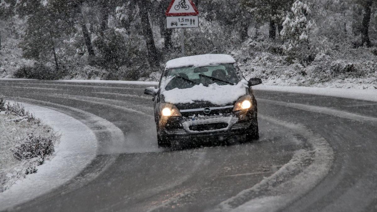 La cota de nieve bajó a los 600 metros y tiñó de blanco las comarcas de l’Alcoià y El Comtat, y el Alto Vinalopó.