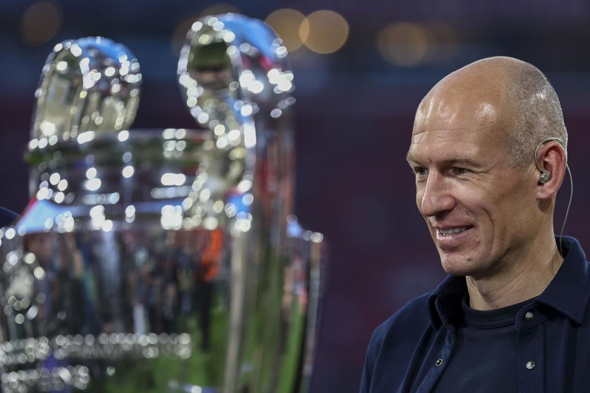 Robben sonríe al ver la Champions de la pasada edición.