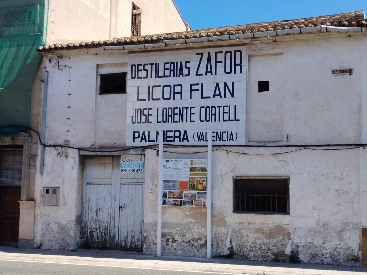 El panel cerámico que se conserva en la fachada de lo que fue la destilería