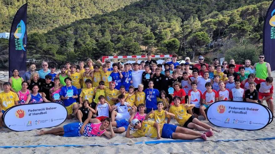 Cala Llonga define a los campeones de Balears de balonmano playa