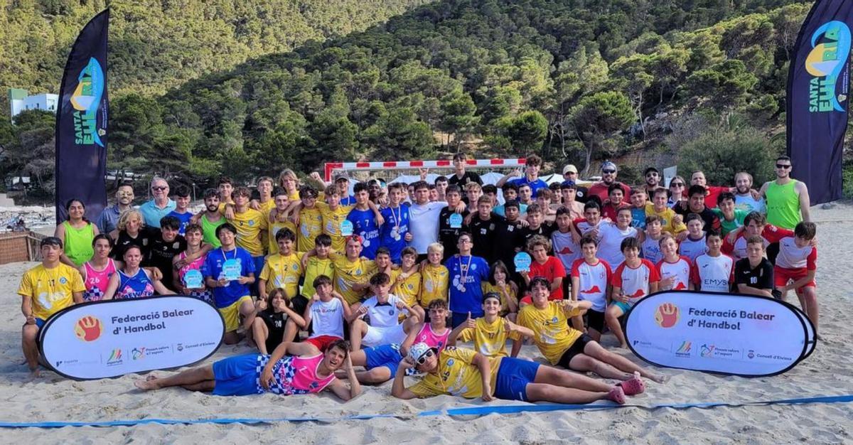 Cala Llonga define a los campeones de Balears de balonmano playa | FBH