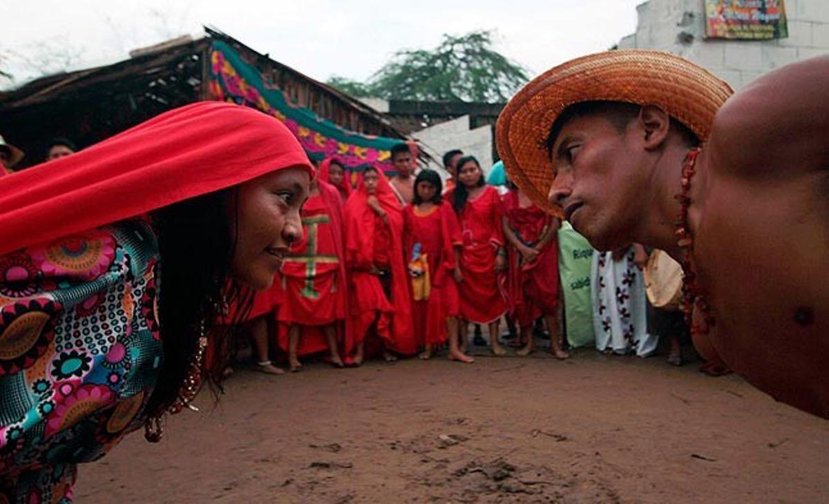 Uns indígenes wayúu ballen aquest dissabte la dansa tradicional del Yonna al Festival Cultural Wayúu, a Uribia (nord de Colòmbia).