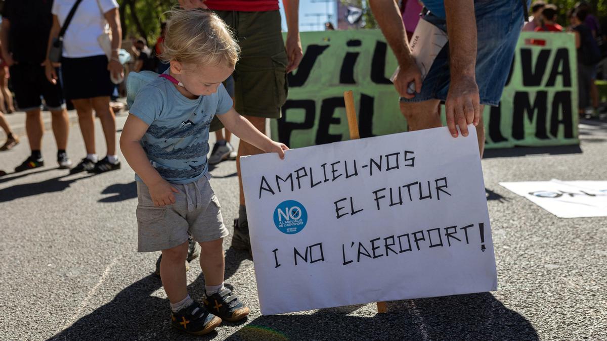 Un niños sostiene una pancarta en la manifestación.