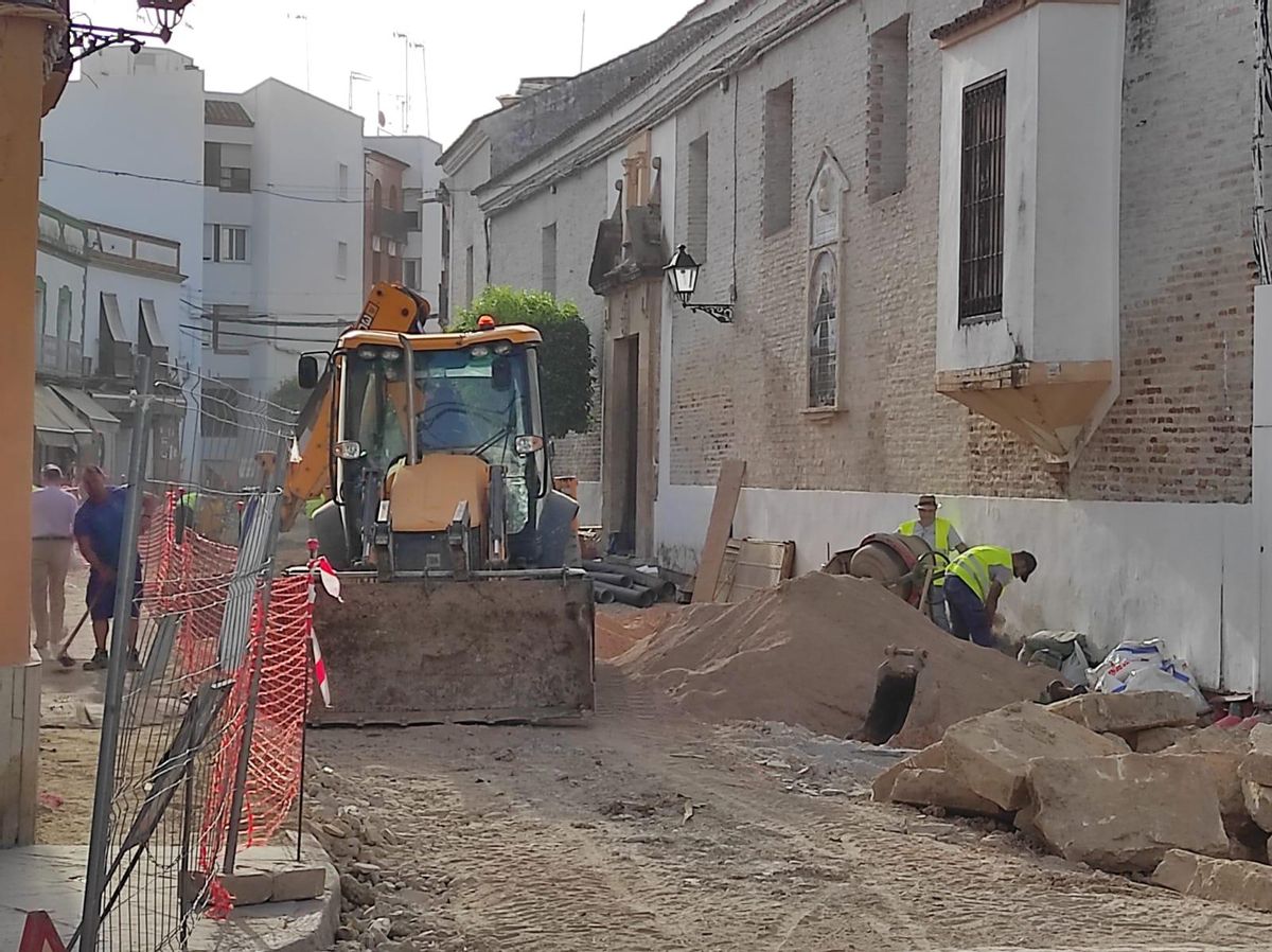 Obras en la calle San Juan de Bujalance.