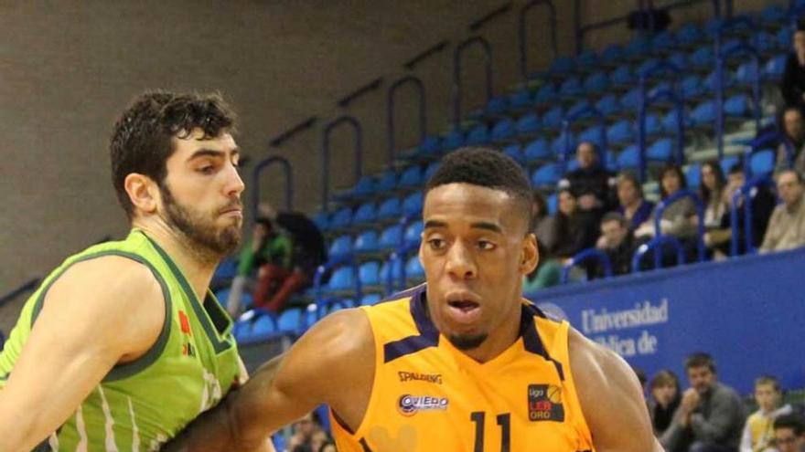 Zaid Hearst, con el balón, defendido por un jugador del Planasa Navarra, ayer en Pamplona.