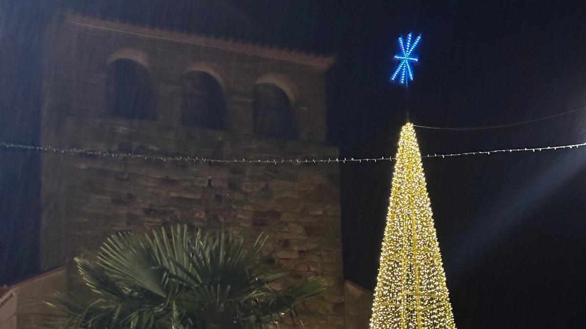 La Navidad ilumina Pajares de las Lampreana