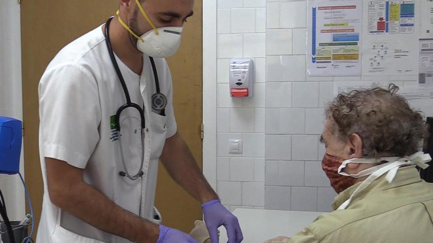 Pla obert d&#039;un professional sanitari atenent una pacient de l&#039;ABS de Tossa-Lloret el 10 de juny de 2020.