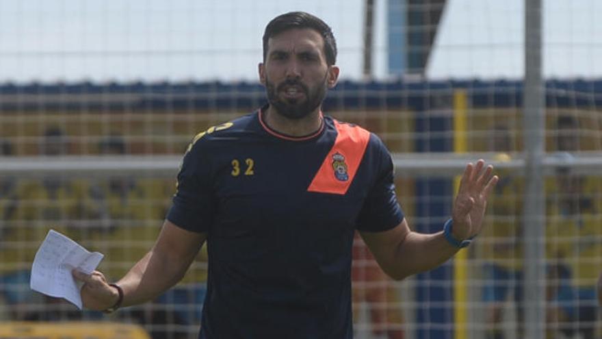 Éder Sarabia, segundo entrenador de la UD Las Palmas, durante un entrenamiento en El Hornillo