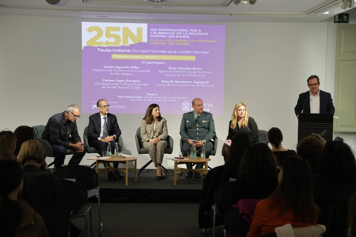 Representantes del ámbito judicial, policial, jurídico y social participan en la mesa redonda del Consell de Mallorca en el CaixaForum Palma.