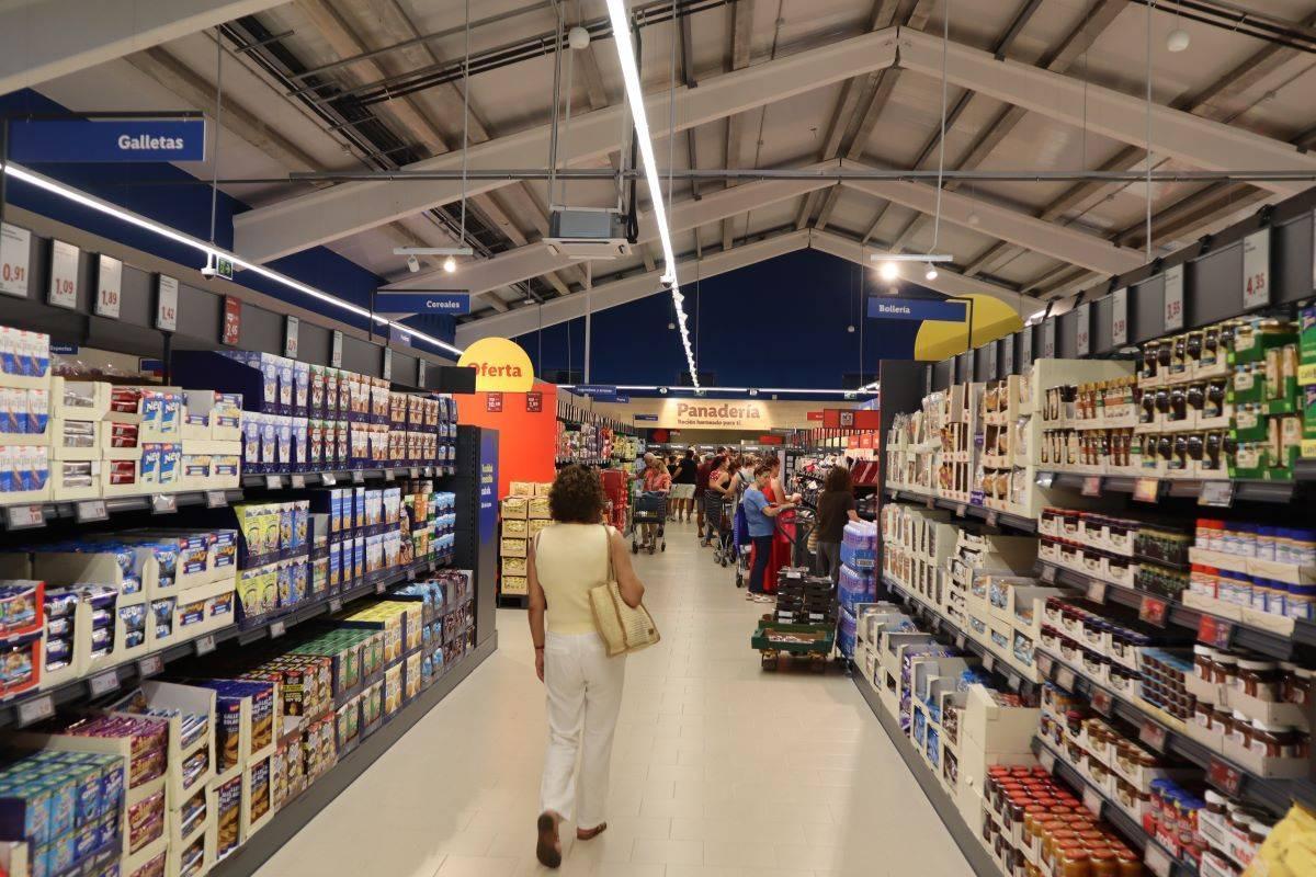 El establecimiento de Lidl dispone de estanterías más altas, un diseño renovado de las góndolas