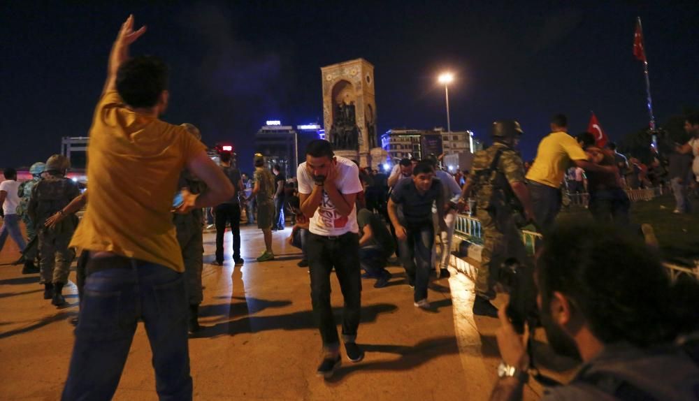 Manifestació davant el Monument a la República a la Plaça de Taksim a Istanbul,