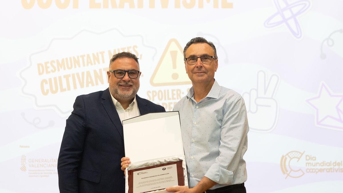 El presidente de la Confederación de Cooperativas de la Comunitat Valenciana, Emilio Sampedro, entregó la placa a Juanvi Moros.