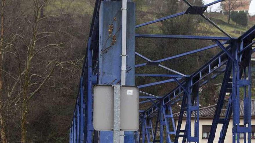 La nueva pasarela peatonal anexa al puente del Miramar, en Blimea.