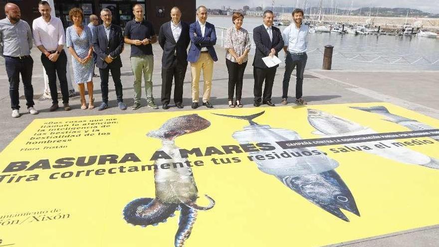 Autoridades municipales y del Puerto, ayer, durante la presentación de la iniciativa en la Antigua Rula.