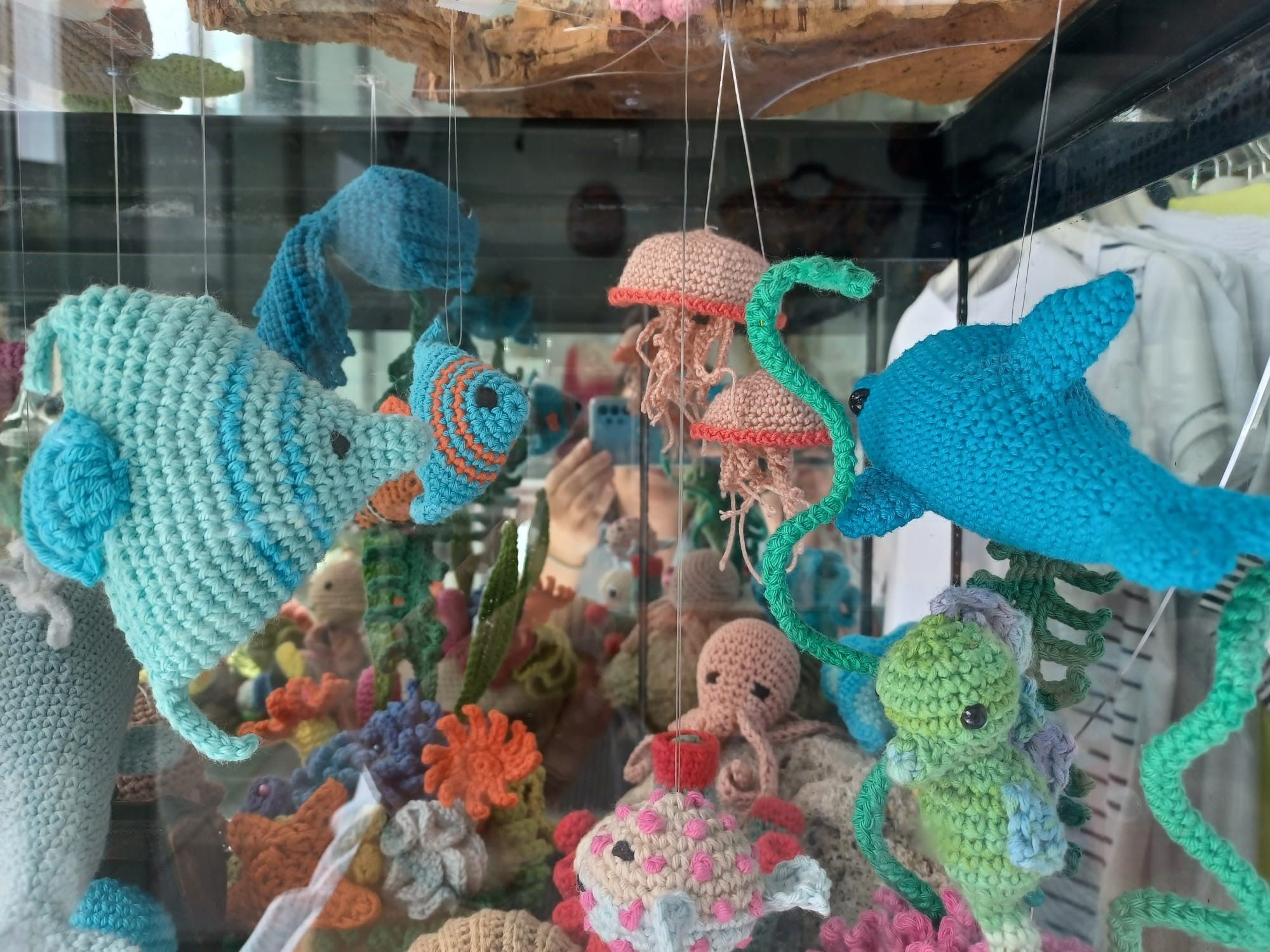 Crochet "subamarino": así es el acuario de ganchillo hechopor artesanas de Pola de Siero